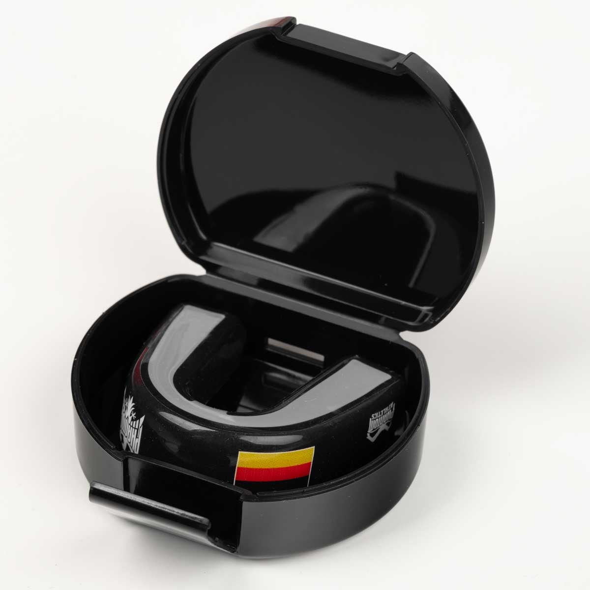 Phantom Athletics ELITE Germany Mouthguard – schützt Zähne, Kiefer und Mundraum bei Schlägen oder Ellbogen‑Treffern, reduziert das Verletzungsrisiko deutlich beim Sparring oder Wettkampf.