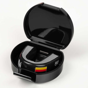 Phantom Athletics ELITE Germany Mouthguard – schützt Zähne, Kiefer und Mundraum bei Schlägen oder Ellbogen‑Treffern, reduziert das Verletzungsrisiko deutlich beim Sparring oder Wettkampf.