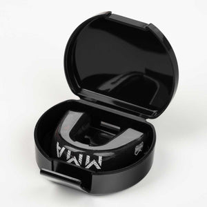 Hochwertiger Mouthguard ELITE MMA von Phantom Athletics – perfekte Passform und stabiler Halt auch bei Grappling, Clinch oder intensiven Trainingsrunden. Schützt vor Zahnfrakturen, Lippen‑ und Wangenverletzungen.