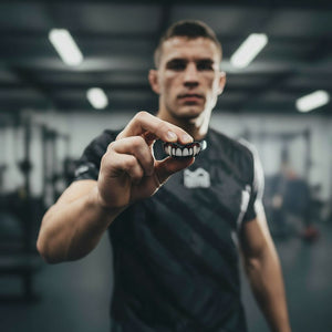 Phantom Athletics ELITE Demon Mouthguard – ergonomisch geformter Mundschutz mit sicherem Halt und freier Atmung, selbst bei schnellen Bewegungen oder Clinch‑Situationen. Zuverlässiger Schutz für Training und Wettkampf.