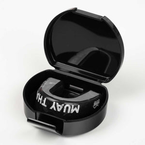 Mouthguard ELITE Muay Thai – mit Gel‑Schicht für optimale Anpassung an dein Gebiss und komfortables Atmen auch bei intensiven Sessions. Ideal für Training, Sparring oder Wettkampf.