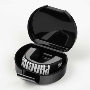 ELITE Sparring Zahnschutz von Phantom Athletics – schützt nicht nur Zähne, sondern auch Lippen, Wangen und Zunge durch stoßdämpfende Polsterung und reduziert so das Risiko von Schnitt‑ oder Bissverletzungen beim Kampfsport.