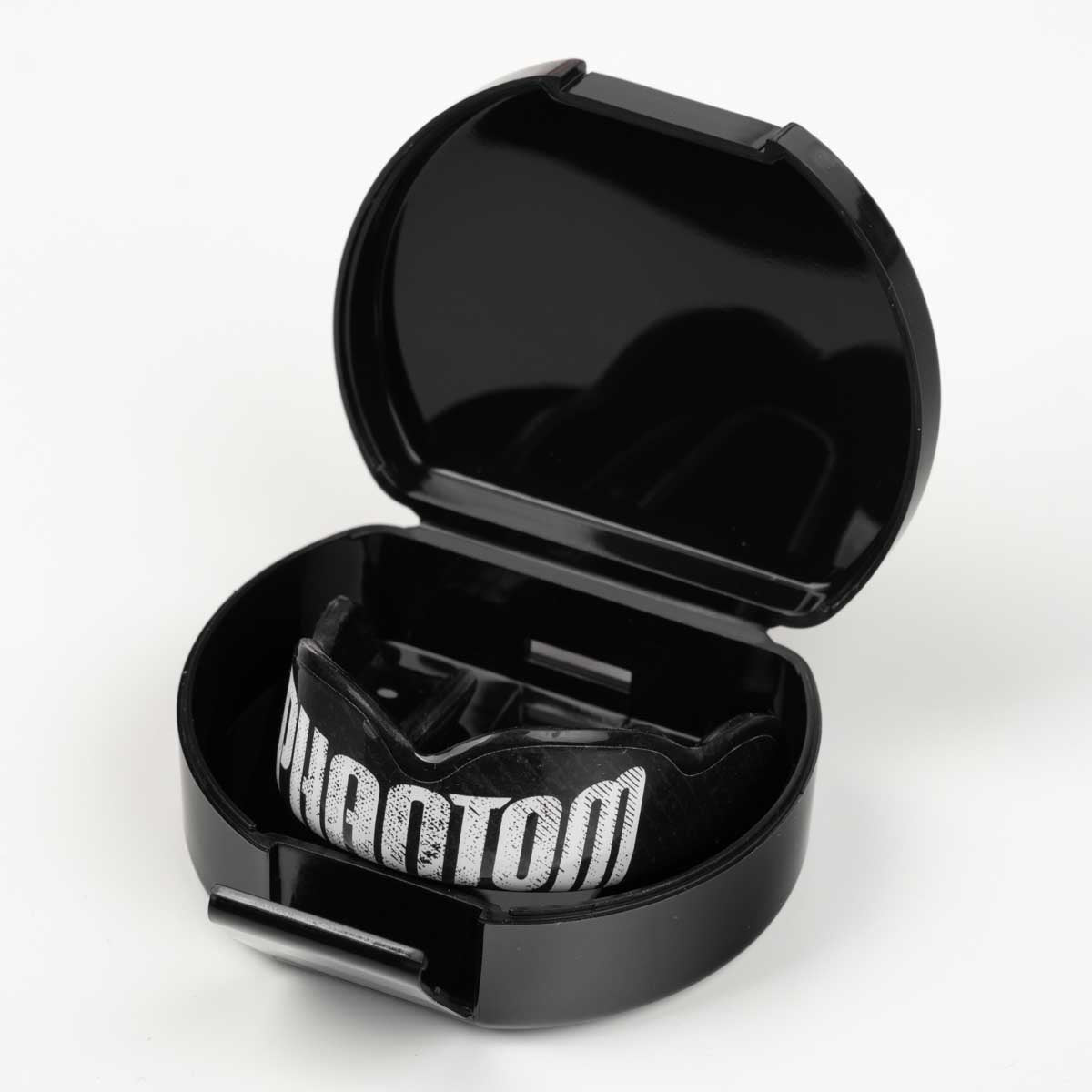 Phantom Athletics ELITE Mundschutz – ergonomisch geformt und mit sicherem Sitz, damit er beim Sparring oder Pratzen‑Training nicht verrutscht und du dich ganz auf Technik und Tritte konzentrieren kannst.