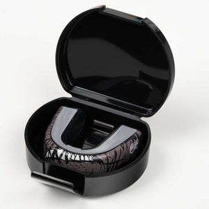 ELITE Two Serious Mouthguard von Phantom Athletics – ergonomisch geformter Zahnschutz, der sicheren Halt bietet und gleichzeitig freies Atmen und Sprechen beim Training oder Sparring ermöglicht. Perfekt für Boxen, Kickboxen oder MMA.