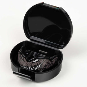 Phantom Athletics ELITE Two Serious – hochwertiger Mundschutz mit extremer Impact‑Technologie für bis zu 150 % bessere Schlagabsorption im Vergleich zu Standard‑Mundschutz. Für ambitionierte Kämpfer im MMA oder Muay Thai.