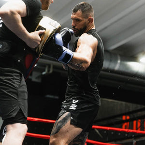 Phantom Athletics Muay Thai Shorts „Doberman“ – schwarze Trainingsshorts mit auffälligem Dobermann-Motiv und hochwertigem Sublimationsdruck, ideal für intensives Muay Thai-Training und Wettkämpfe.