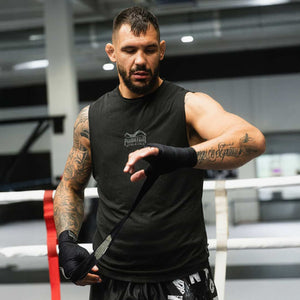 Muay Thai Shorts „Doberman“ von Phantom Athletics – ultraleichte Shorts mit elastischem Bund und modernem Design, perfekt für Kampfsportler, die Stil und Funktionalität schätzen.