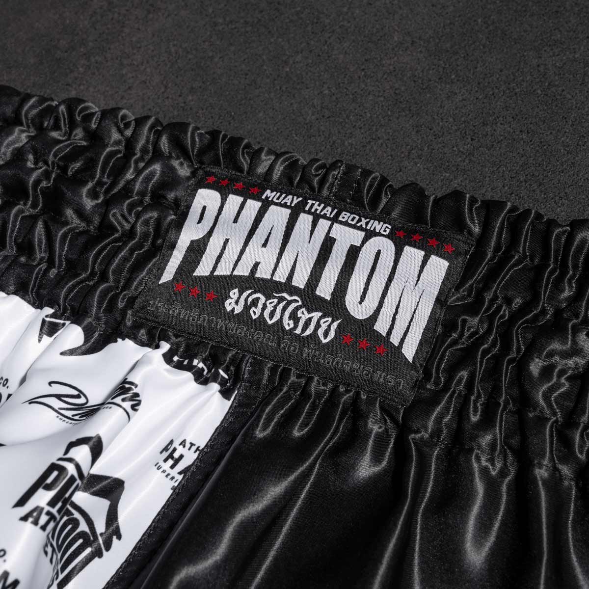 Die Phantom Muay Thai Shorts LEGEND. Oldschool Satin Stoff verleiht dir original Thailand Feeling. In gewohnter Phantom Athletics Qualität. Ideal für dein Thaibox Training und den Wettkampf.