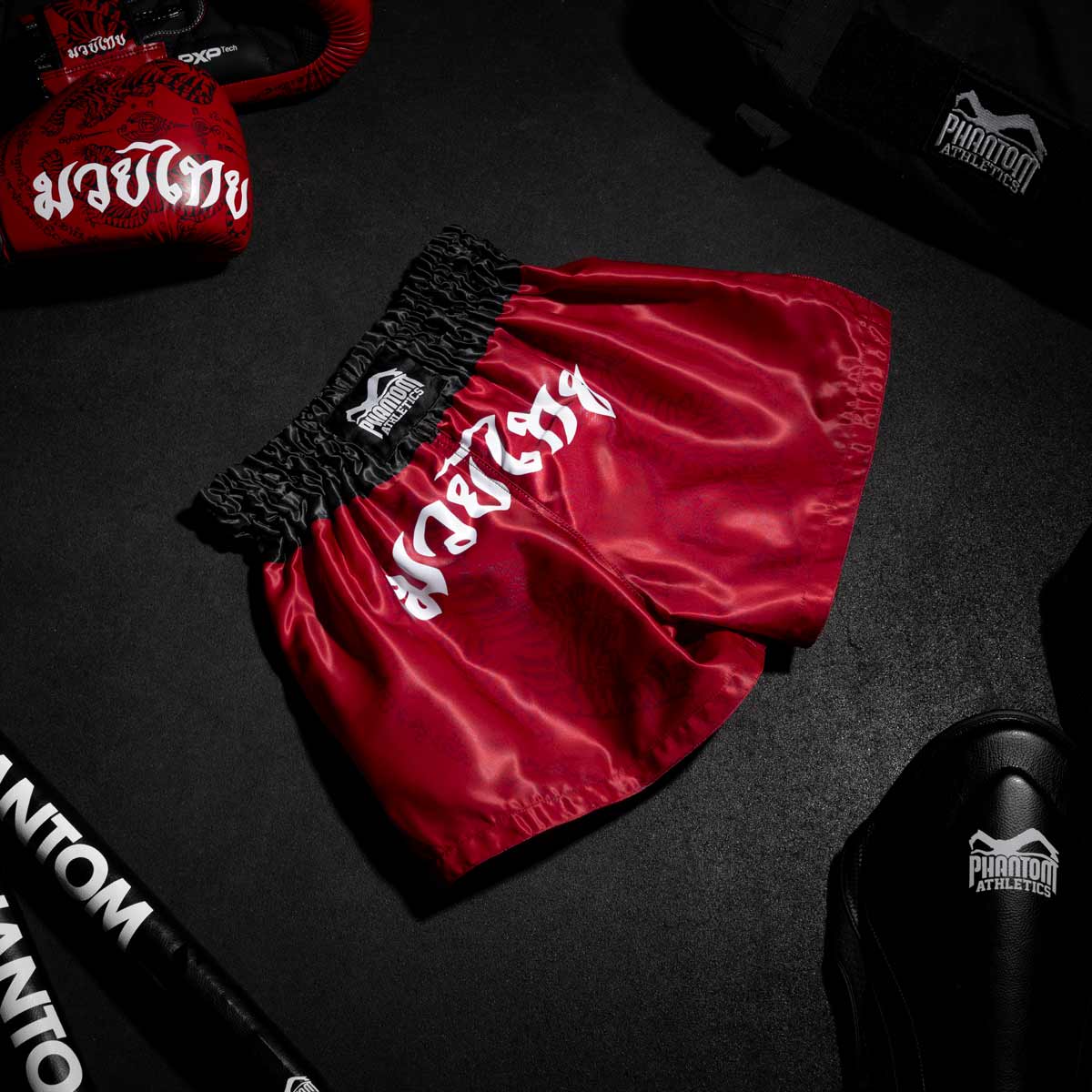 Die Phantom Muay Thai Shorts SAK YANT in rot. Oldschool Satin Stoff mit traditionellem Tiger Design verleiht dir original Thailand Feeling. In gewohnter Phantom Athletics Qualität. Ideal für dein Thaibox Training und den Wettkampf.