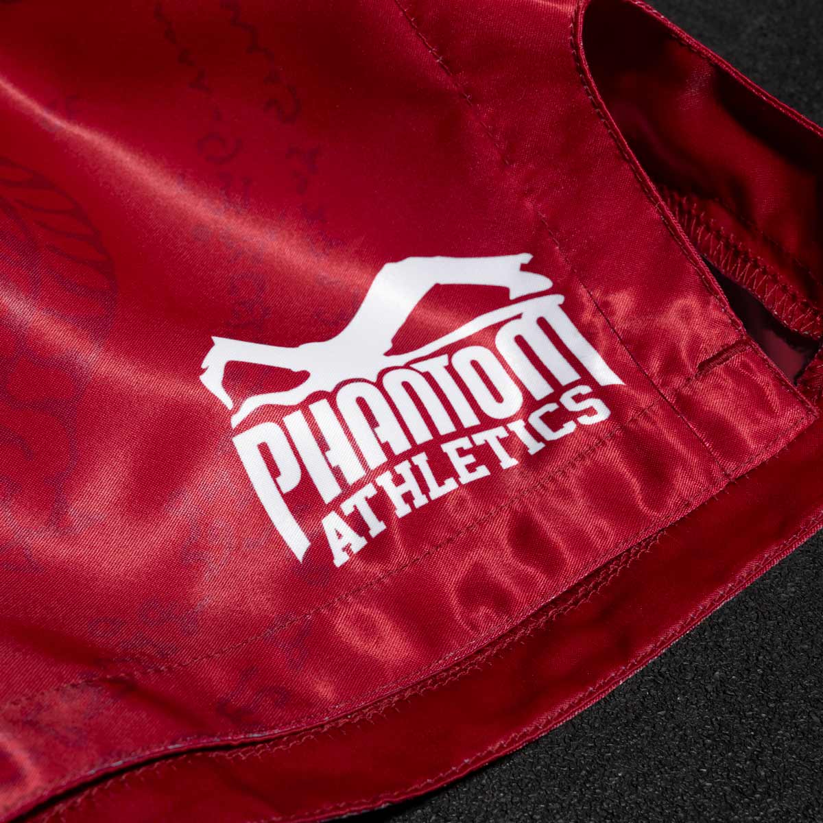 Die Phantom Muay Thai Shorts SAK YANT in rot. Oldschool Satin Stoff mit traditionellem Tiger Design verleiht dir original Thailand Feeling. In gewohnter Phantom Athletics Qualität. Ideal für dein Thaibox Training und den Wettkampf.