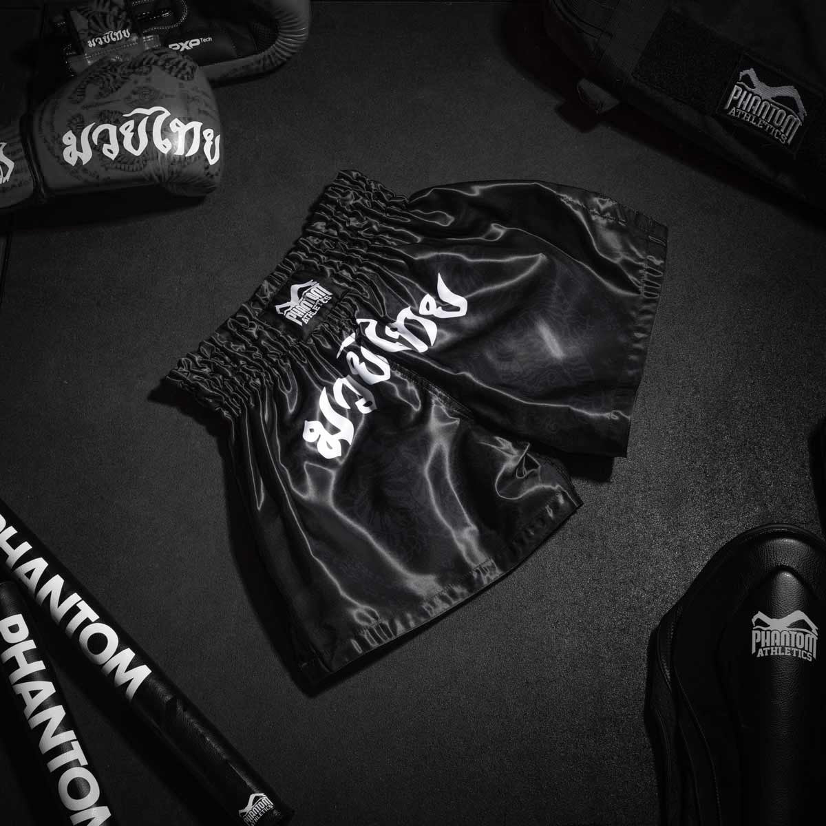 Die Phantom Muay Thai Shorts SAK YANT in schwarz. Oldschool Satin Stoff mit traditionellem Tiger Design verleiht dir original Thailand Feeling. In gewohnter Phantom Athletics Qualität. Ideal für dein Thaibox Training und den Wettkampf.