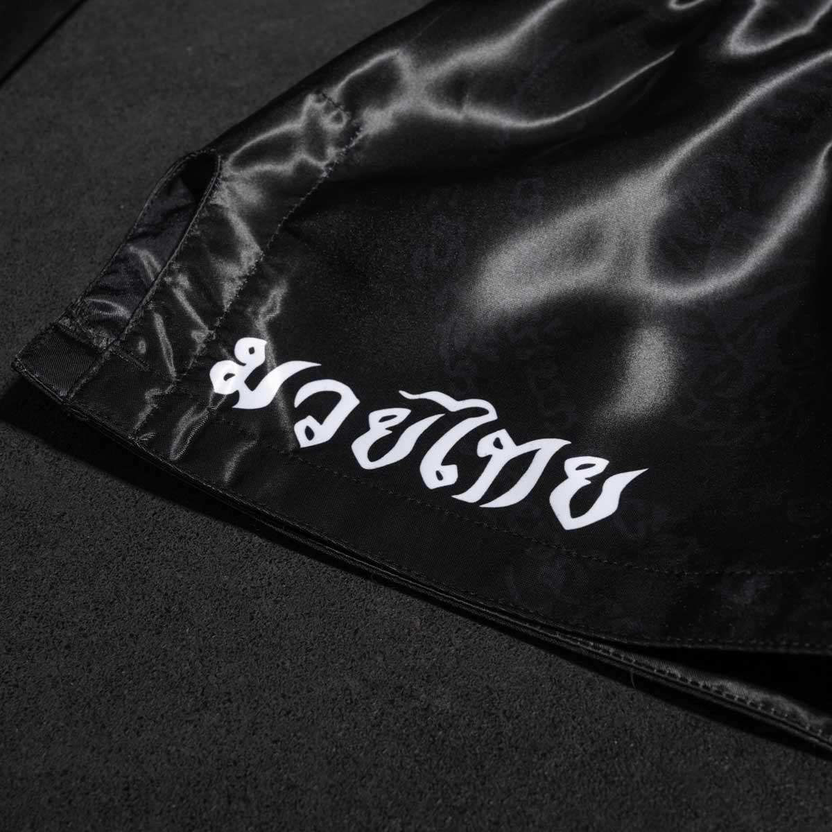 Die Phantom Muay Thai Shorts SAK YANT in schwarz. Oldschool Satin Stoff mit traditionellem Tiger Design verleiht dir original Thailand Feeling. In gewohnter Phantom Athletics Qualität. Ideal für dein Thaibox Training und den Wettkampf.