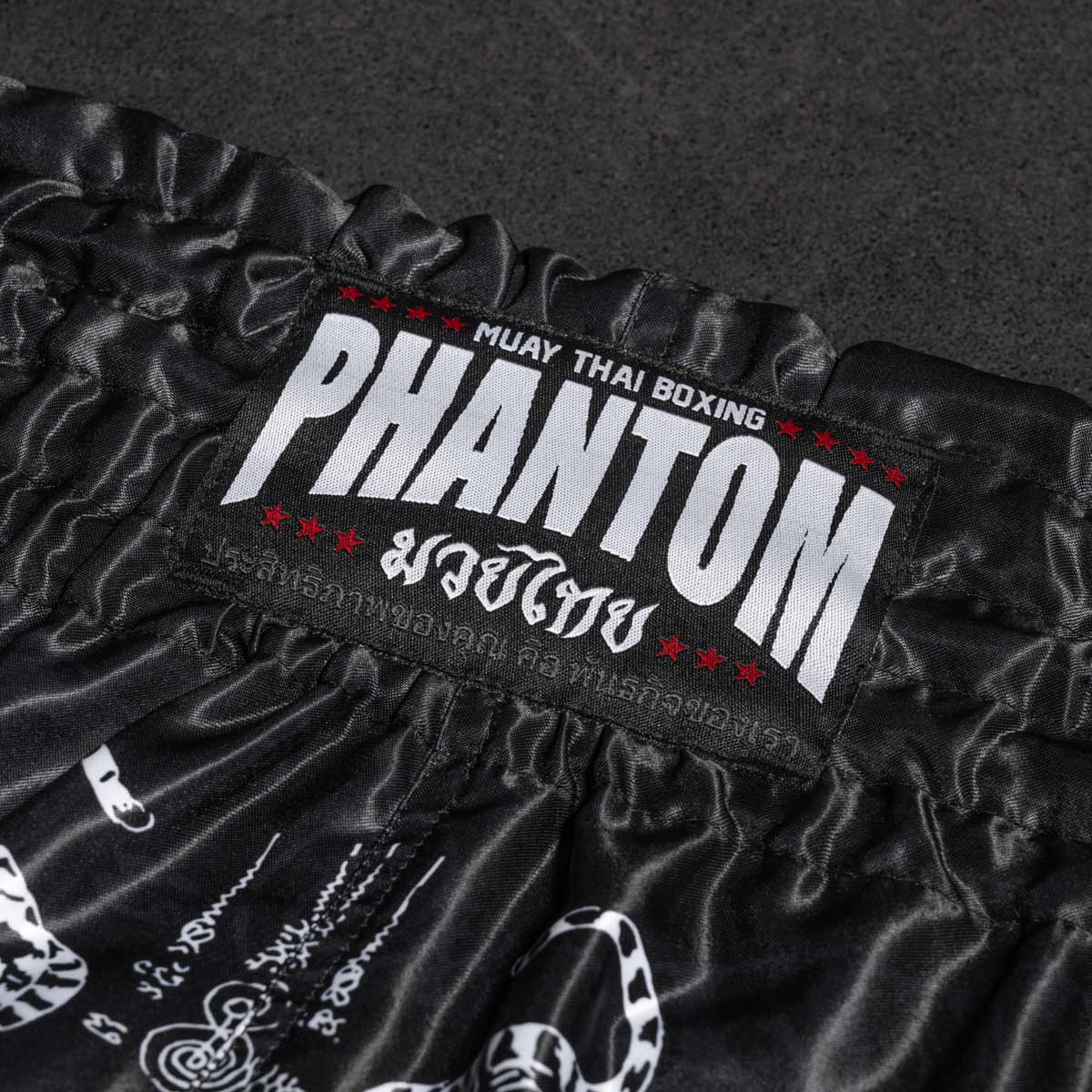 Die Phantom Muay Thai Shorts SAK YANT in schwarz. Oldschool Satin Stoff mit traditionellem Tiger Design verleiht dir original Thailand Feeling. In gewohnter Phantom Athletics Qualität. Ideal für dein Thaibox Training und den Wettkampf.