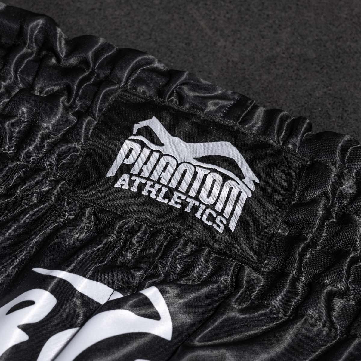 Die Phantom Muay Thai Shorts SAK YANT in schwarz. Oldschool Satin Stoff mit traditionellem Tiger Design verleiht dir original Thailand Feeling. In gewohnter Phantom Athletics Qualität. Ideal für dein Thaibox Training und den Wettkampf.