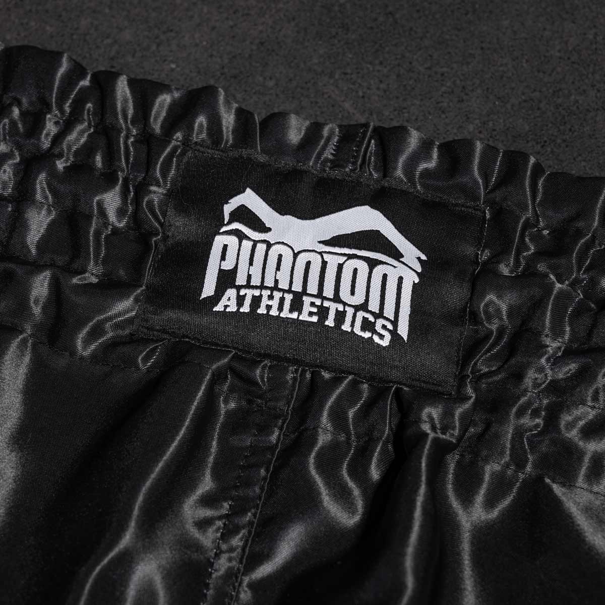 Die Phantom Muay Thai Shorts Team in schwarz. Oldschool Satin Stoff verleiht dir original Thailand Feeling. In gewohnter Phantom Athletics Qualität. Ideal für dein Thaibox Training und den Wettkampf.