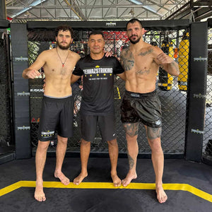 Die Muay Thai Shorts Team Black von Phantom Athletics vereinen klassischen Schnitt mit moderner Funktionalität – ideal für Muay Thai, Kickboxen und Thaiboxtraining. Das leichte, schnell trocknende Material und die hohe Seitenschlitzform bieten dir maximale Bewegungsfreiheit bei jedem Kick und Clinch.