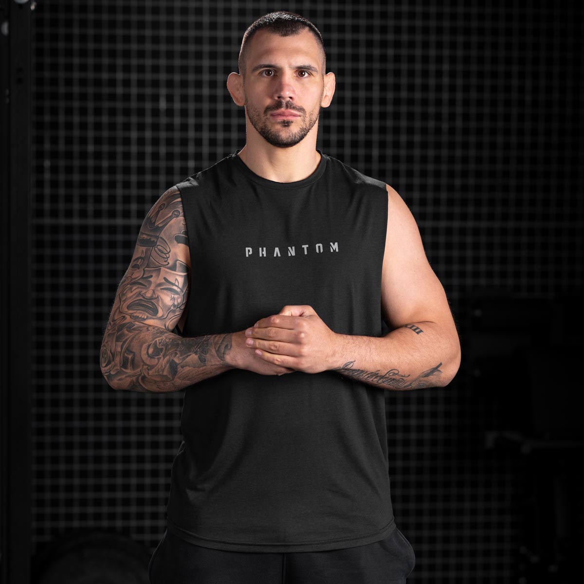 Das Phantom Athletics Sleeveless Shirt Zero 2 ist perfekt für intensive Trainingseinheiten im Gym und Kampfsport geeignet. Der atmungsaktive Stoff sorgt für ein angenehm leichtes Tragegefühl und unterstützt dich bei maximaler Leistung im MMA und Boxtraining.