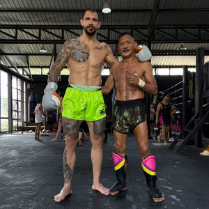 Die Muay Thai Shorts Team Neon von Phantom Athletics bieten dir maximale Bewegungsfreiheit für schnelle Kicks und Clinch-Techniken. Ideal für intensives Thaibox-Training und Wettkampfvorbereitung.