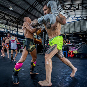 Mit den Team Neon Shorts trainierst du komfortabel und leistungsstark im Thaiboxen. Das elastische Material und der weite Schnitt ermöglichen explosive Bewegungen und präzise Techniken.