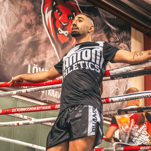 Phantom Athletics Apex Muay Thai Shorts – stylische Shorts mit robustem Material und ergonomischem Schnitt, perfekt für dynamische Kicks, Clinch‑Arbeit und Technik‑Drills im Ring oder Gym. Entwickelt für Training, Sparring und Wettkampf.