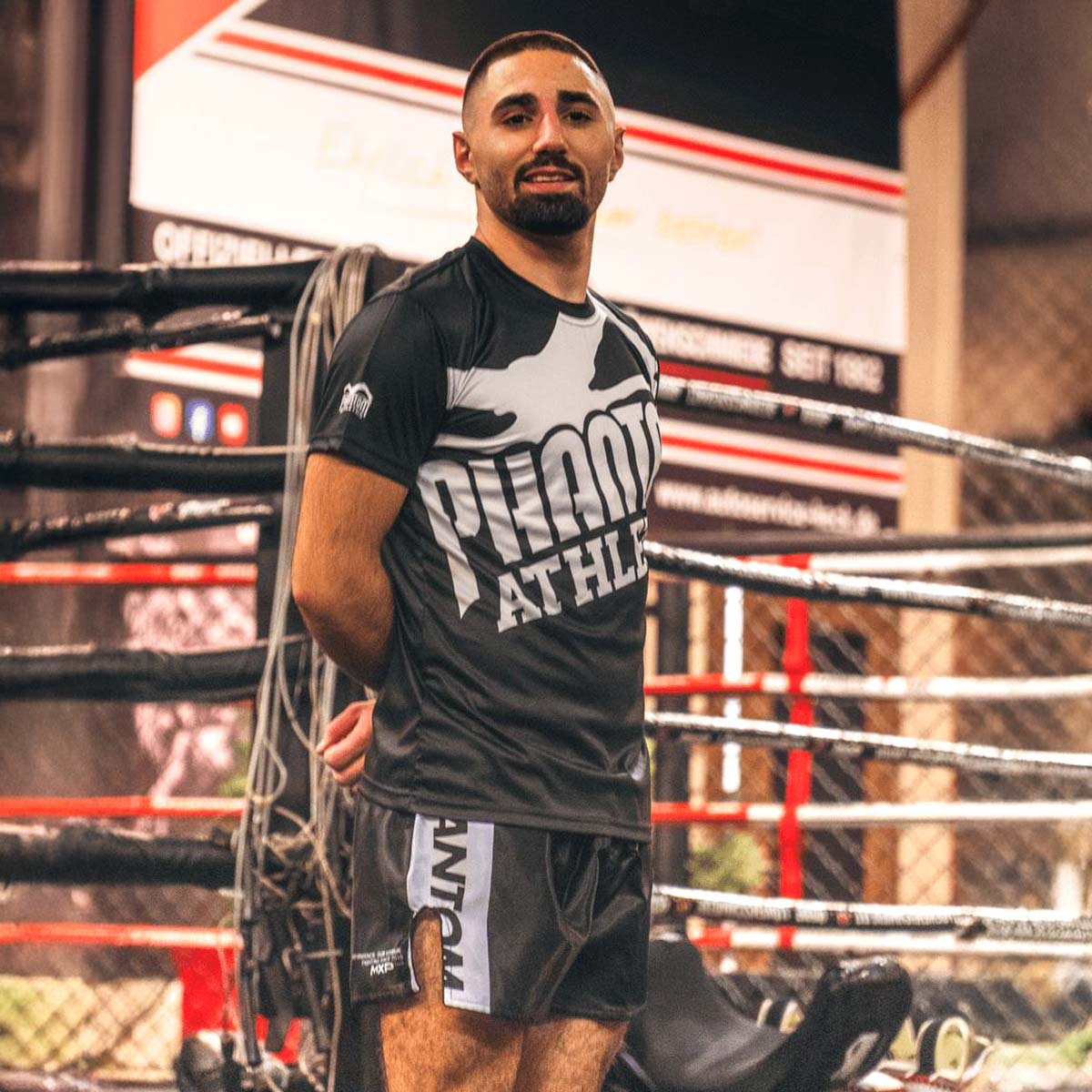 Phantom Athletics Muay Thai Shorts Apex – leistungsstarke Kampfsport‑Shorts mit exzellenter Verarbeitung und komfortablem Bund, ideal für intensive Trainingseinheiten, Sparring‑Sessions und Wettkampf‑Vorbereitung. Bieten Komfort, Langlebigkeit und Performance für ambitionierte Athleten.