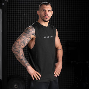 Das Phantom Athletics Sleeveless Shirt Zero 2 kombiniert sportlichen Minimalismus mit funktionalem Design für dein tägliches Kampfsport-Training. Dank lockerer Passform und angenehmem Stoff eignet es sich ideal für intensive Workouts und Gym-Sessions.