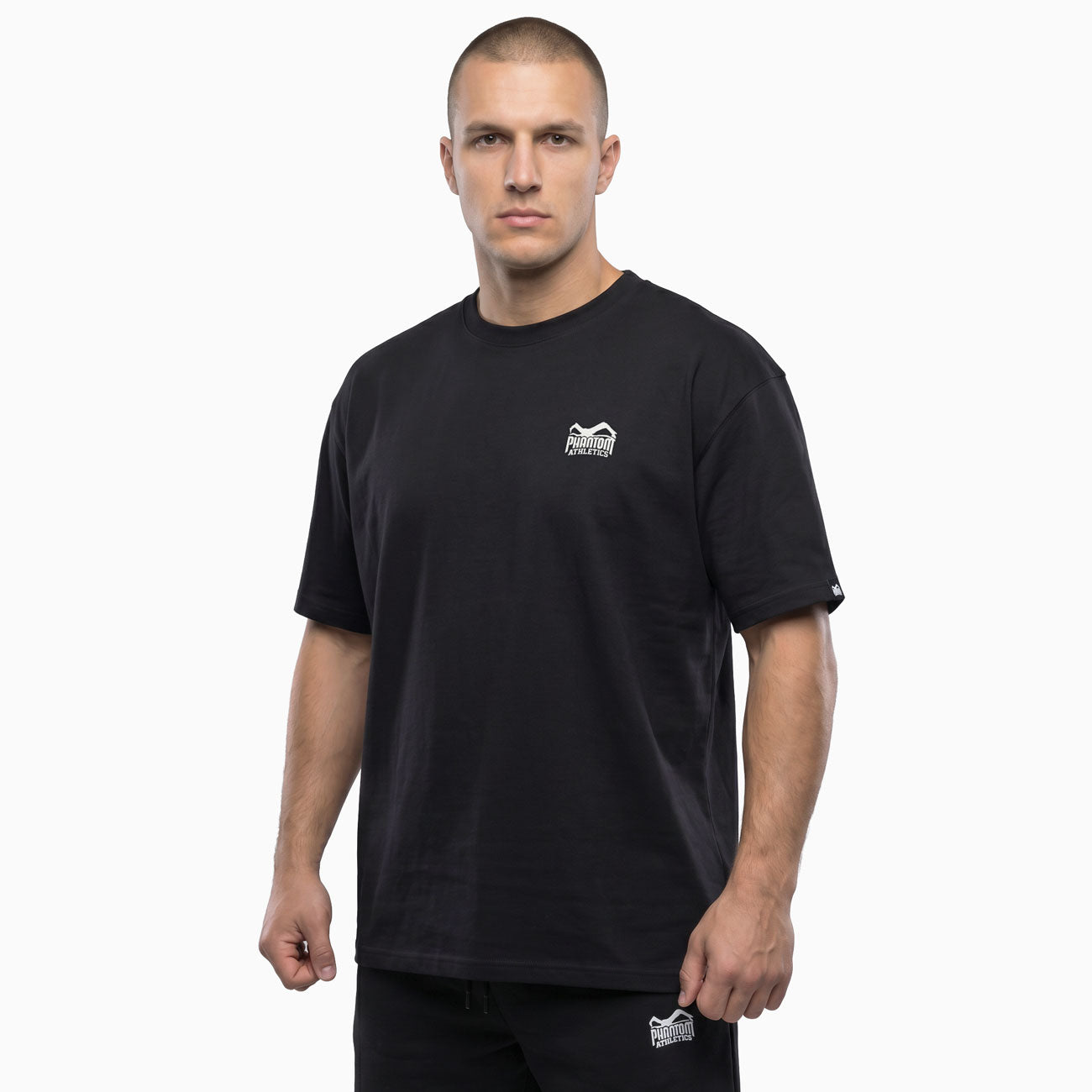 Das Phantom Athletics Heavy Tee Elite ist ein hochwertiges Kampfsport T-Shirt im oversized Fit für maximale Bewegungsfreiheit im Training. Der robuste Performance-Stoff eignet sich ideal für MMA, Boxen und intensive Gym-Sessions.