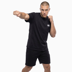 Das Heavy Tee Elite von Phantom Athletics überzeugt durch seinen lockeren Schnitt und stabile Verarbeitung für anspruchsvolles Kampfsporttraining. Ideal für Muay Thai, Fitness und Boxtraining mit hohem Komfort und Performance.