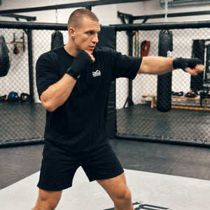 Mit dem Phantom Athletics Heavy Tee Elite erhältst du ein vielseitiges Trainingsshirt für Kampfsport und Alltag. Der schwere Stoff bietet Langlebigkeit und unterstützt dich bei intensiven Workouts im MMA und Gym. 