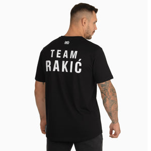 Hochwertiges Oversize Shirt Team RAKIC von Phantom Athletics – offizielles Fan‑Shirt von UFC‑Light‑Heavyweight Aleksandar Rakić in klassischem Schwarz mit großem Logo auf Brust und Rücken.