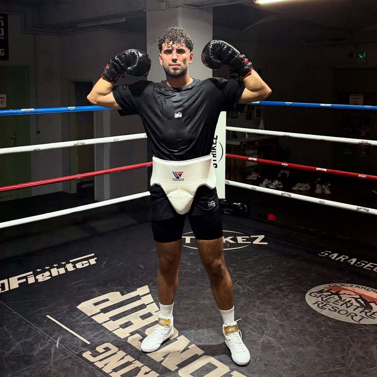 Phantom Athletics Oversize Shirt Sparring mit weichem Material und lockerer Passform, ideal für MMA‑Sparring, Kickboxen und Training im Fitnessstudio. Hochwertiges Kampfsport‑Shirt für optimale Bewegungsfreiheit.