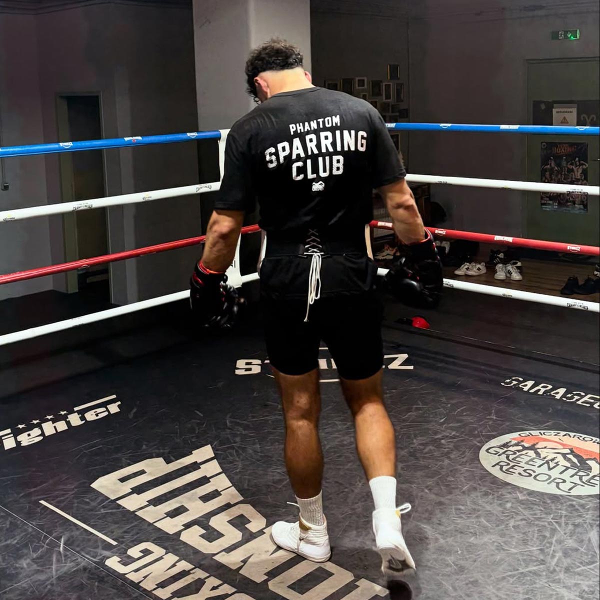 Phantom Athletics Oversize Shirt Sparring in sportlichem Design, perfekt für Warm‑Ups, Grappling‑Drills und lockeres Kampfsport‑Training. Komfort und Style für ambitionierte Athleten im Gym.