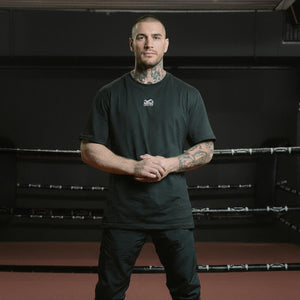Premium Oversize Shirt Sparring von Phantom Athletics – bewusst lässiger Schnitt kombiniert mit Markenqualität für Sparring‑Sessions, Kampfsport‑Gym und Alltag.