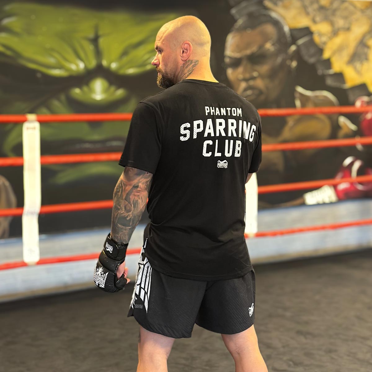 Phantom Athletics Oversize Shirt Sparring mit lockerem Schnitt und sportlichem Design für entspannte Trainingseinheiten, MMA‑Workouts und Fitness‑Sessions. Komfortables Kampfsport‑Shirt für Alltag und Gym.