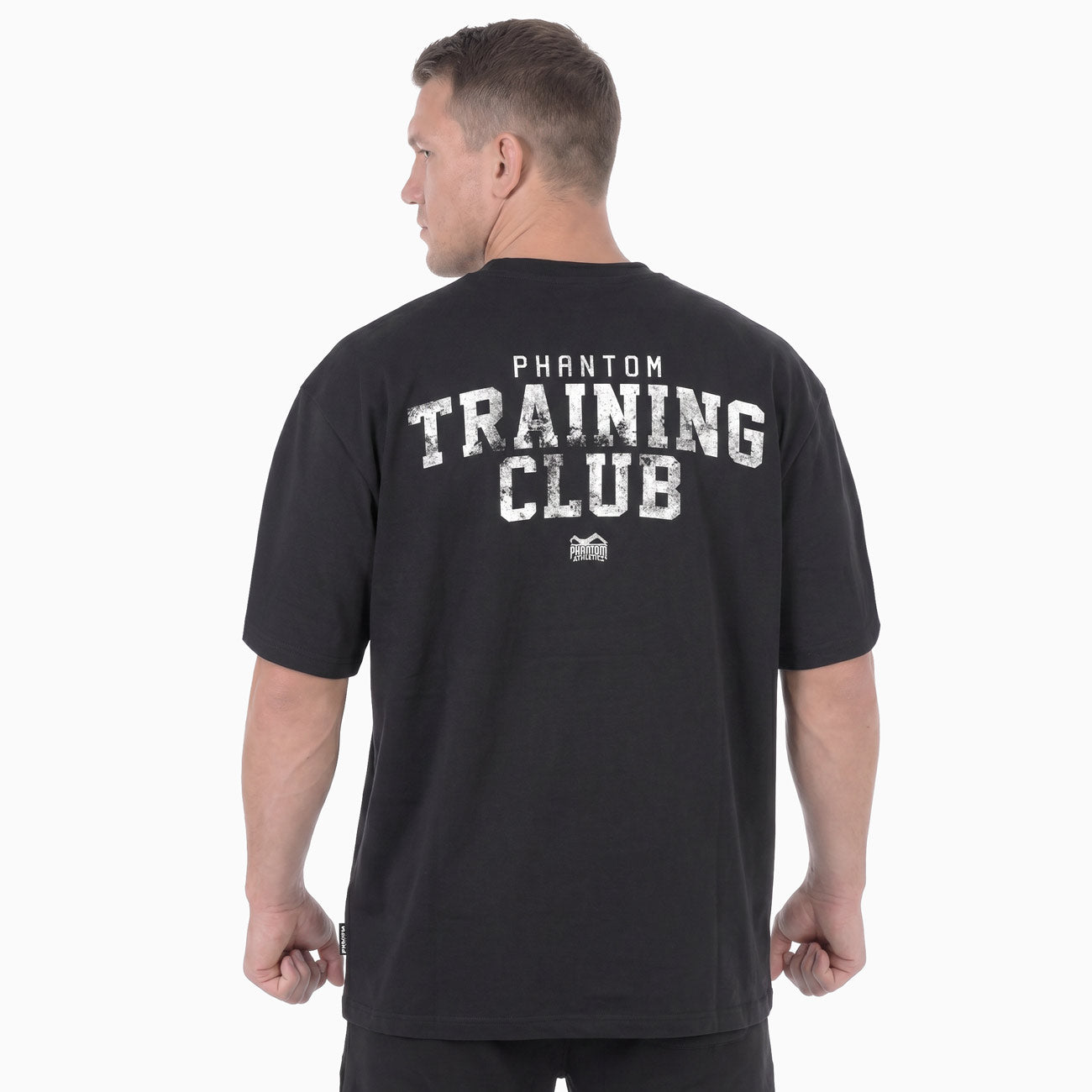 Das Phantom Athletics Oversize Shirt Training Club steht für authentischen Kampfsport-Style und maximale Bewegungsfreiheit im Training. Der lockere Fit eignet sich ideal für MMA, Boxen und intensive Sparring-Sessions im Gym.