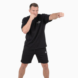 Dieses hochwertige Oversize T-Shirt von Phantom Athletics kombiniert atmungsaktive Materialien mit funktionalem Design für Kampfsport und Fitness. Perfekt für Kickboxen, Muay Thai und anspruchsvolle Trainingseinheiten dank flexiblem Stoff.