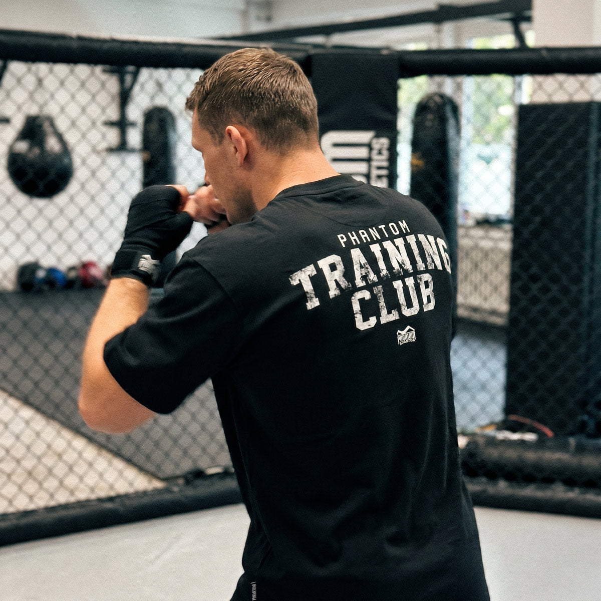 Mit dem Phantom Athletics Oversize Shirt Training Club erhältst du ein vielseitiges Kampfsport T-Shirt für Training und Alltag. Der hochwertige Baumwollmix sorgt für Komfort und Performance bei jeder Trainingseinheit.