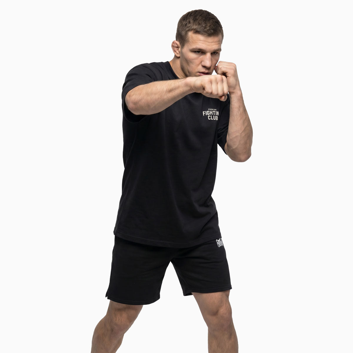 Das Fighting Club Oversize Shirt überzeugt durch seinen markanten Backprint und den lässigen Oldschool Gym Look. Perfekt für Grappling, Boxtraining und als stylisches Statement im Kampfsport-Lifestyle.
