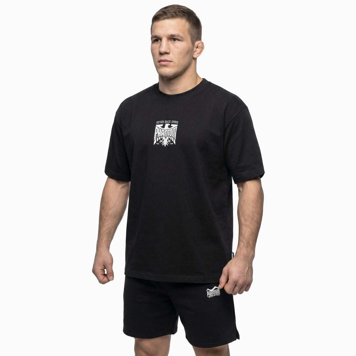 Dieses Premium Heavy Tee von Phantom Athletics kombiniert atmungsaktiven Stoff mit maximaler Bewegungsfreiheit für anspruchsvolles Kampfsporttraining. Perfekt für Sparring, Kickboxen und funktionelle Workouts.