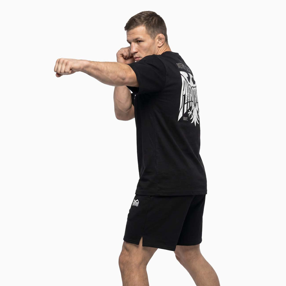 Dieses Kampfsport T-Shirt steht für die hochwertige Qualität von Phantom Athletics und kombiniert Style mit Performance. Perfekt geeignet für Training, Sparring und als Statement im Gym oder Alltag.