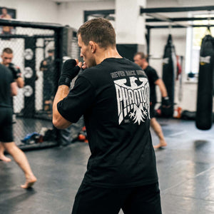 Mit dem Phantom Athletics Heavy Tee Germany erhältst du ein vielseitiges Trainingsshirt für Kampfsport und Fitness. Der flexible Stoff unterstützt dynamische Bewegungen im Boxen und intensiven Gym-Sessions.