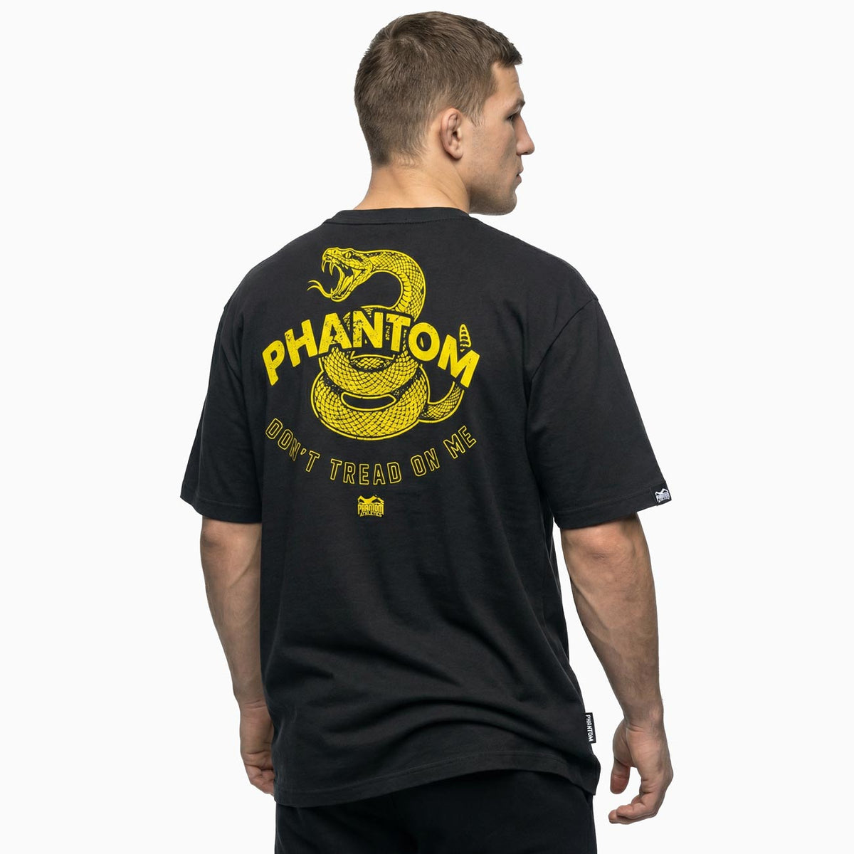 Das Phantom Athletics T-Shirt Don’t Tread On Me in Schwarz-Gelb kombiniert markantes Design mit funktionaler Performance für dein Kampfsport-Training. Ideal für MMA, Boxen oder Muay Thai bietet es hohen Komfort und maximale Bewegungsfreiheit.