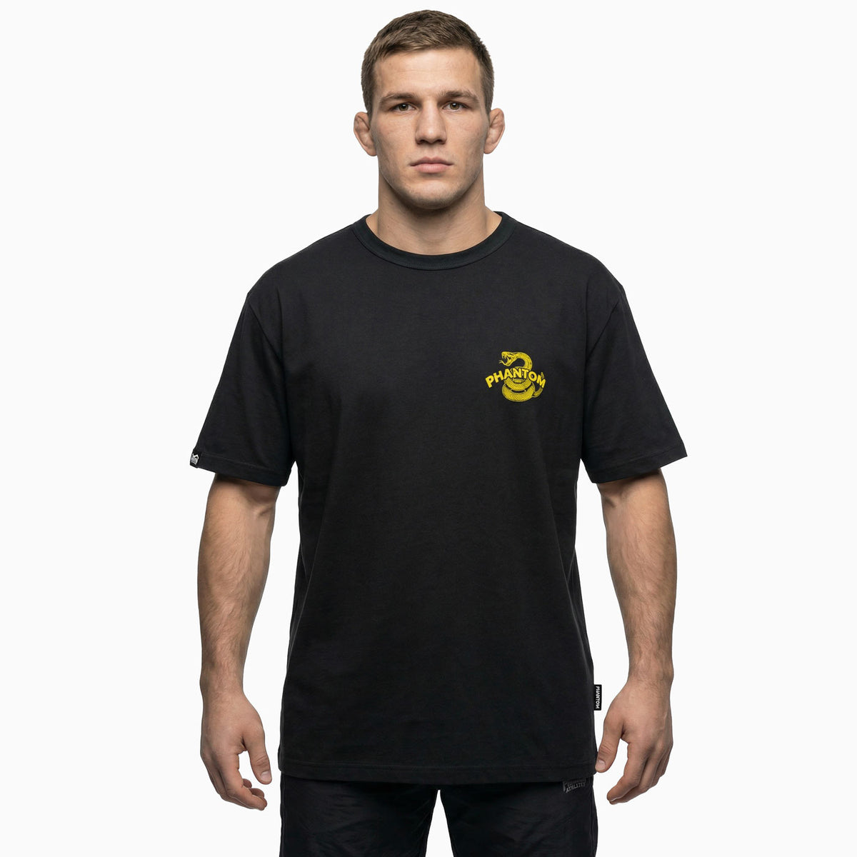 Mit dem Phantom Athletics Don’t Tread On Me T-Shirt bist du optimal ausgestattet für Sparring, Gym und Alltag im Kampfsport. Das atmungsaktive Material sorgt für ein angenehmes Tragegefühl auch bei intensiven Trainingseinheiten.