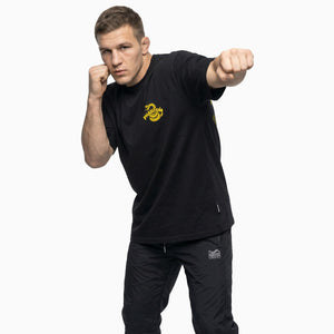 Phantom Athletics liefert mit dem Don’t Tread On Me T-Shirt ein vielseitiges Trainingsshirt für ambitionierte Athleten. Der sportliche Schnitt und das leichte Material unterstützen dich bei jeder Bewegung im MMA und Boxtraining.