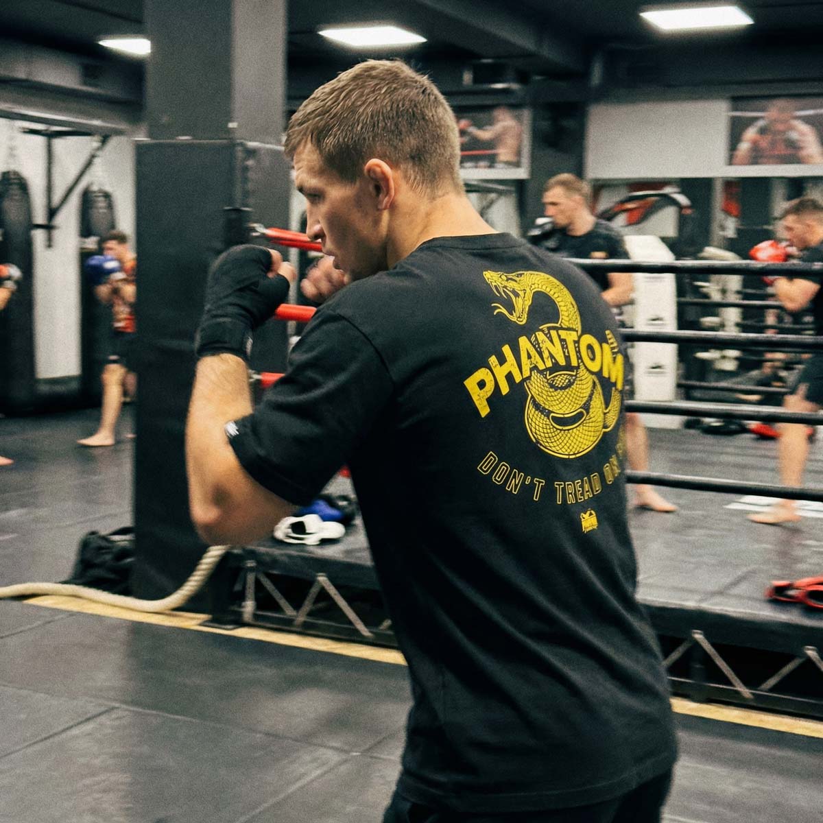 Das Phantom Athletics T-Shirt Don’t Tread On Me steht für kraftvollen Style und hochwertige Kampfsportbekleidung. Perfekt geeignet für Kickboxen, Grappling oder funktionelles Training im Gym.