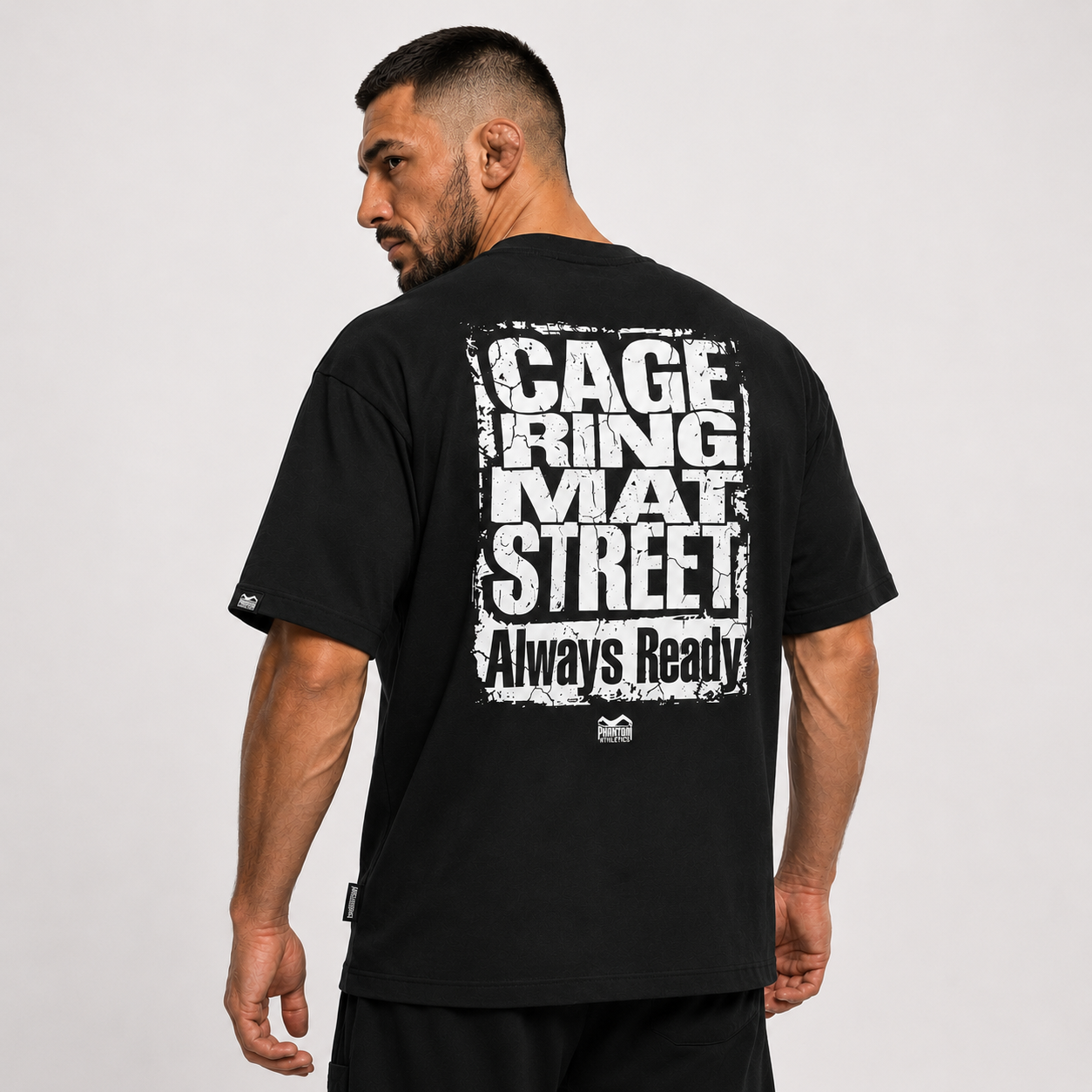 Das Phantom Athletics Oversize Shirt Cage Ring Mat Street verbindet modernen Streetwear-Style mit der Mentalität des Kampfsports. Der lockere Schnitt und das hochwertige Material machen das Shirt ideal für Fitness, Gym-Alltag, MMA-Training oder entspannte Recovery-Tage nach intensiven Sparring-Sessions.