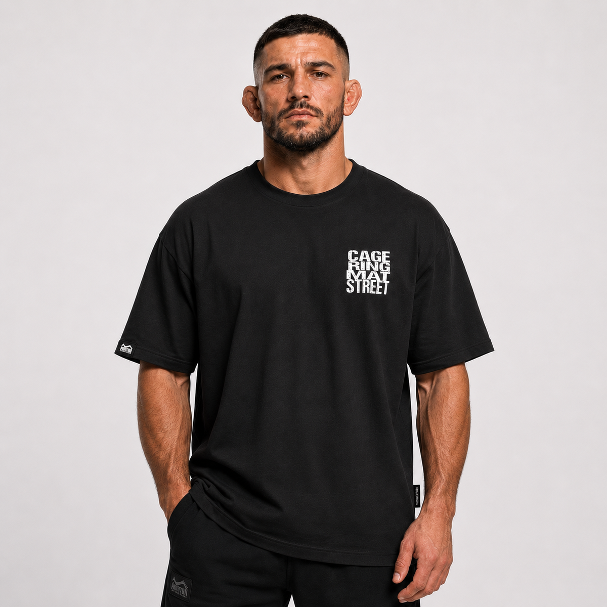 Dieses Oversize T-Shirt von Phantom Athletics steht für authentischen Kampfsport-Lifestyle und maximalen Tragekomfort im Alltag. Inspiriert von MMA, Boxen und Street Culture eignet sich das Shirt perfekt für Athleten, die hochwertige Fightwear und urbanen Style kombinieren möchten.