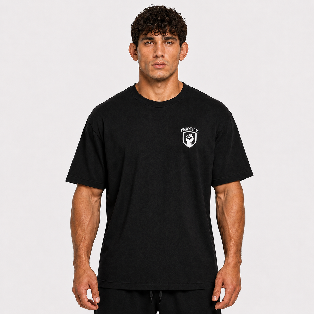 Das Oversize Shirt „For Those Who Fight“ von Phantom Athletics verkörpert die Haltung echter Kampfsportler und bringt den Spirit von MMA, Boxen und Fitness in einen klaren Streetwear-Look. Das hochwertige, weiche Material sorgt für angenehmen Tragekomfort im Alltag, beim Training oder auf dem Weg ins Gym und unterstützt einen lässigen, athletischen Style.