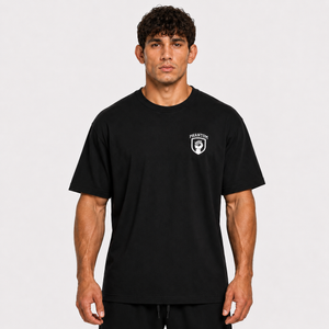 Das Oversize Shirt „For Those Who Fight“ von Phantom Athletics verkörpert die Haltung echter Kampfsportler und bringt den Spirit von MMA, Boxen und Fitness in einen klaren Streetwear-Look. Das hochwertige, weiche Material sorgt für angenehmen Tragekomfort im Alltag, beim Training oder auf dem Weg ins Gym und unterstützt einen lässigen, athletischen Style.