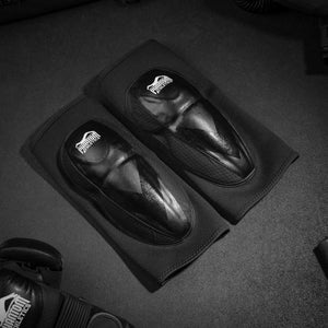 Hochwertige Knieschützer aus Neopren mit dicker Polsterung sorgen für maximalen Schutz beim Kampfsport. Diese veganen Schützer von Phantom Athletics sind ideal für Training und Sparring.